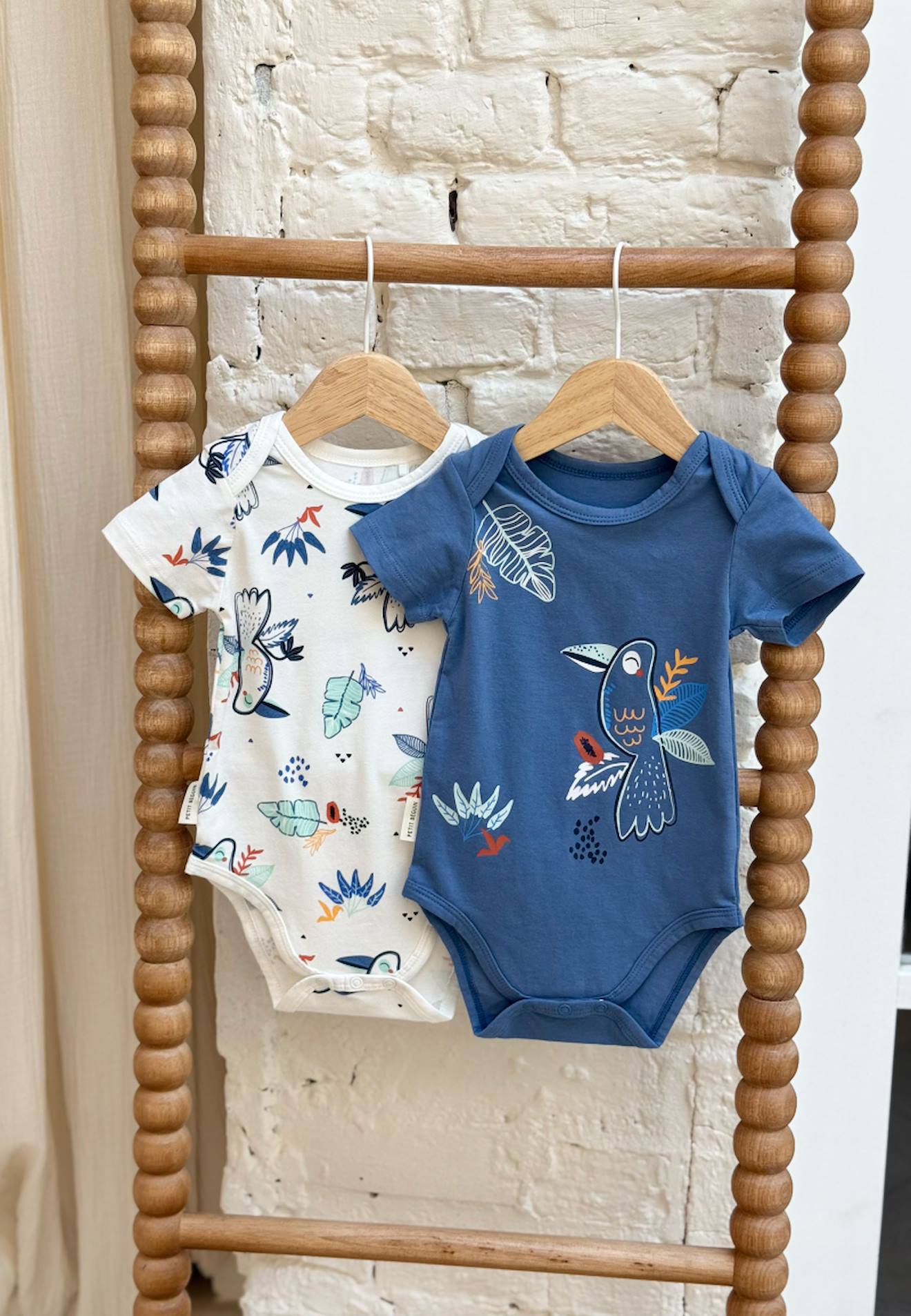 Body Bébé Zigozago - Rayures Rouges Et Noires Personnalisable Avec Prénom - Cadeau De Naissance Unique