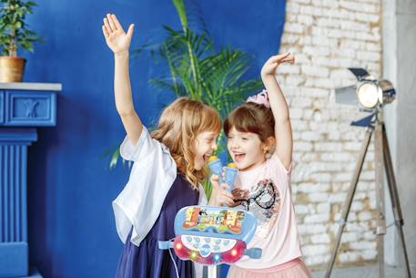 Microphone bluey sur pied ajustable lumineux avec enceinte, 2 micros et effets vocaux, enceinte bluetooth Bleu 6 - vertbaudet enfant 
