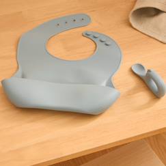 Puériculture-Set bavoir et cuillère yum silicone bleu