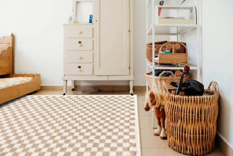 Tapis damier poils longs doux et volumineux checkers Beige sable+Bleu naturel+Gris minéral+Jaune naturel+Rose poudrée+Terracotta+Vert naturel 2 - vertbaudet enfant 
