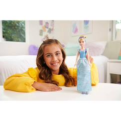 Jouet-Poupons et poupées-Cendrillon articulée avec tenue scintillante et accessoires