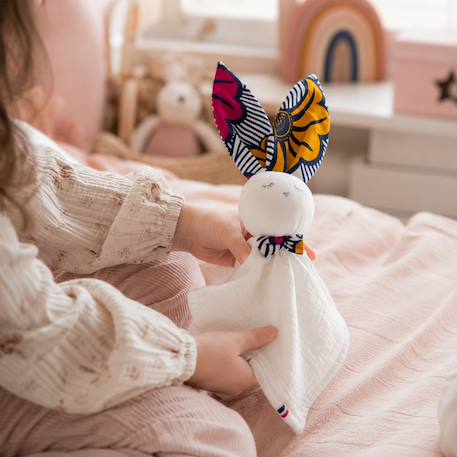 Doudou lapin  en gaze de coton wax Bleu+Rouge 6 - vertbaudet enfant 
