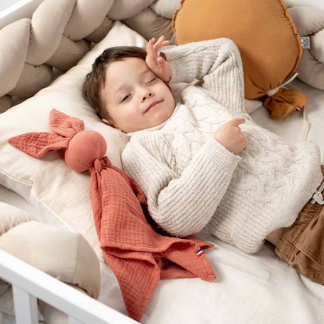 Doudou lapin  en gaze de coton jeanne Beige+Blanc+Blanc à pois or+Bleu+Camel+Écru+Gris+Rose+Terracotta+Vert de gris 12 - vertbaudet enfant 