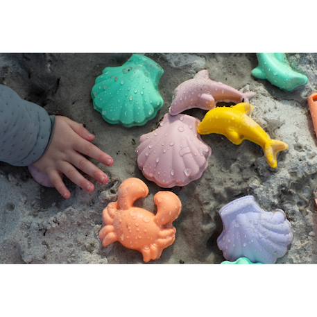 Set de 4 moules de plage en silicone souple Cherry red+Coral+Dark moss green+Dark purple+Light dusty purple+Midnight blue+Mint+Mustard+Petrol blue+Rust+Sage green 22 - vertbaudet enfant 