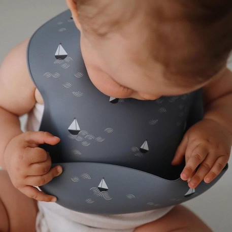 Bavoir silicone Motifs Bateaux - Repas bébé et enfant - Mushie NOIR 3 - vertbaudet enfant 