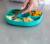 Assiette à compartiments ventousée et cuillère en silicone Bleu+Rose 4 - vertbaudet enfant 
