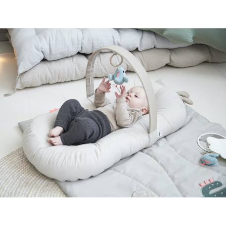 Cozy lounger avec arche d'activité raffi en coton biologique Sable 3 - vertbaudet enfant 