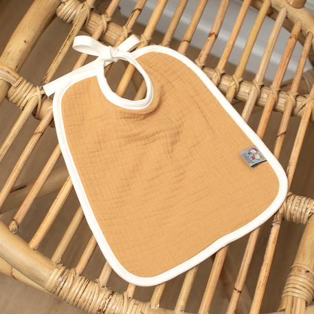 Bavoir à nouer en gaze de coton Jeanne Made in France Beige+Blanc+Bleu+Camel+Écru+Rose+Terracotta+Vert de gris 15 - vertbaudet enfant 